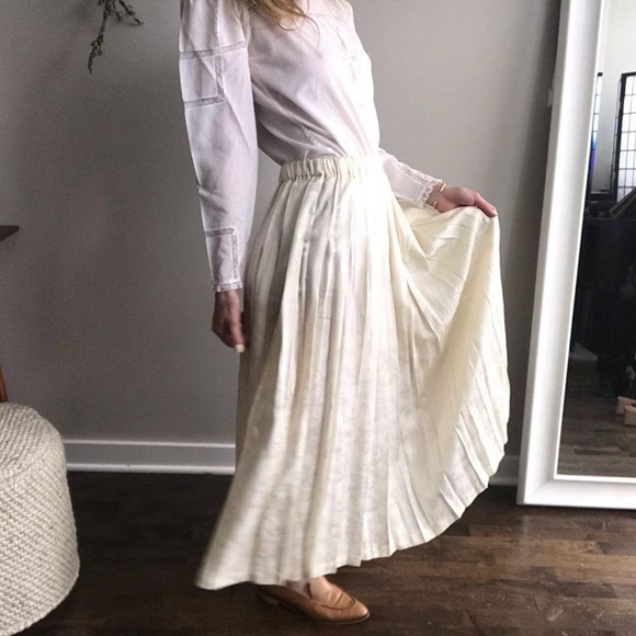 🛑SOLD🛑 VINTAGE Ivory Pleated Floral Midi Skirt - Picture 3 of 5